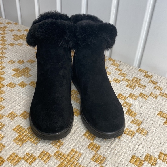 NWOB Black Faux Fur Suede Winter Booties • Size 7 • Cozy Slip-On Warm Boots - Picture 4 of 6